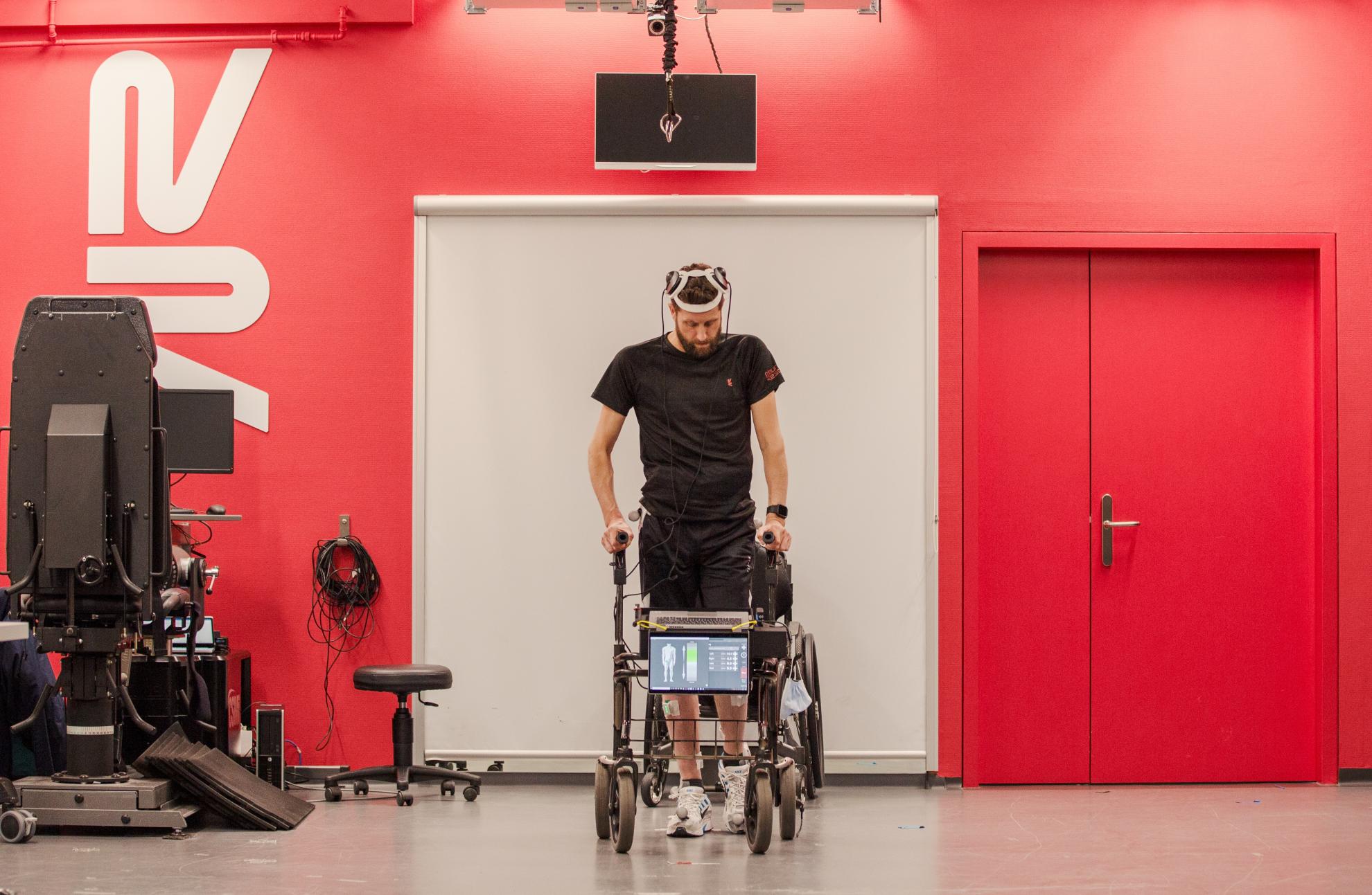 Gert-Jan Oskam walking on his own in a UNIL research lab (Credits: EPFL)